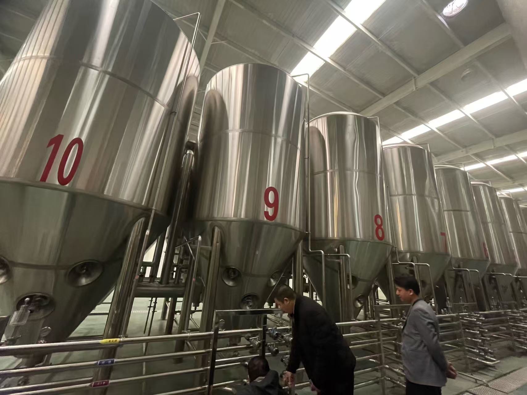南山精酿啤酒设备厂—平面布置、设备设计、制造、调试、培训等一条龙服务